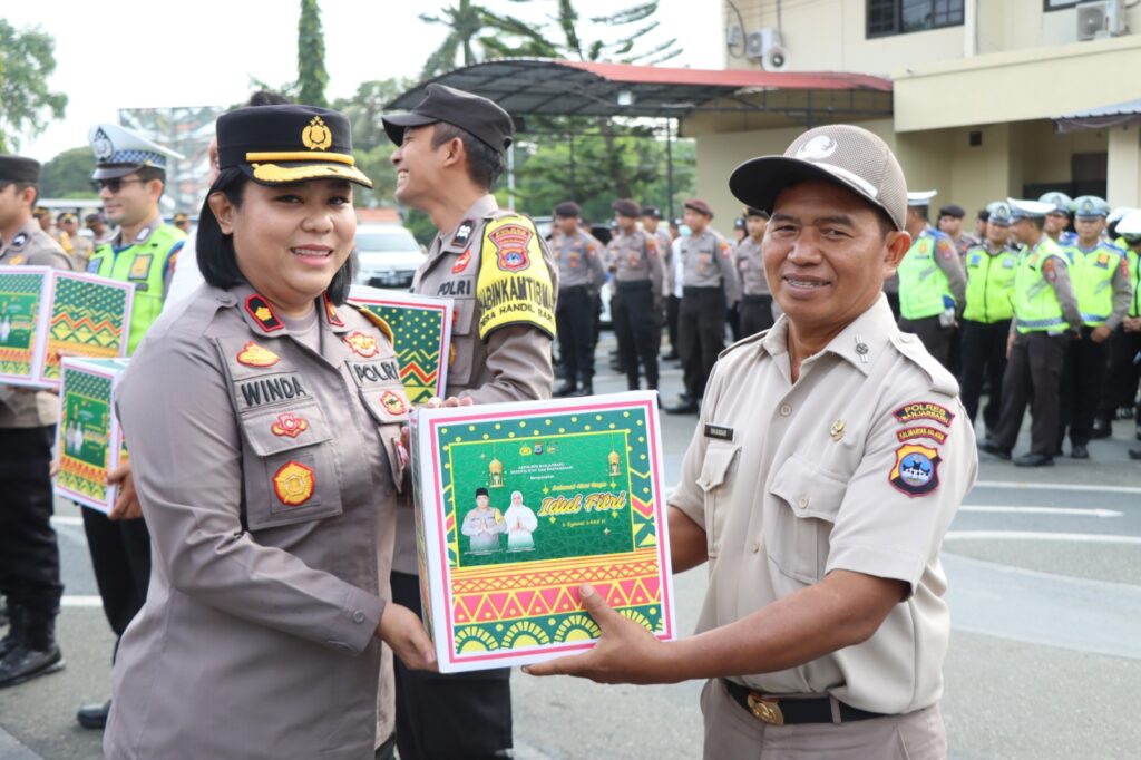 Wujud Apresiasi Dan Motivasi, Wakapolres Banjarbaru Serahkan Parcel Lebaran Kepada Personel