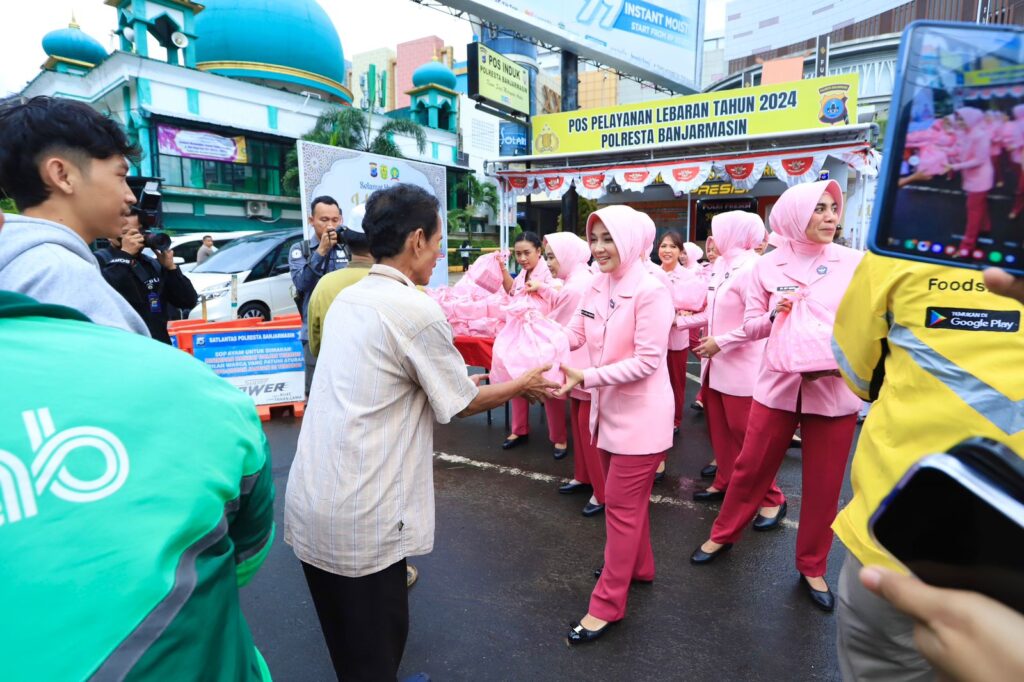 Pengurus YKB Daerah Kalsel Bagikan Takjil dan Bingkisan di Kota Banjarmasin