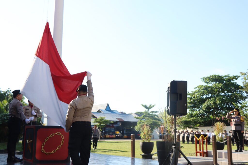 Wakapolres Banjarbaru Pimpin Apel Gelar Upacara Bendera Dalam Rangka Hari Kesadaran Nasional