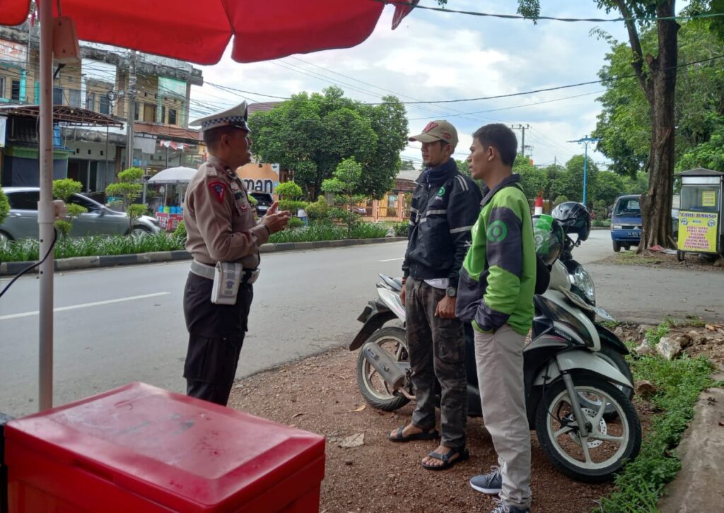 Wujudkan Masyarakat Yang Tertib Berlalu Lintas, Polsek Banjarbaru Utara Gencar Berikan Imbauan Di Sela-Sela Patroli