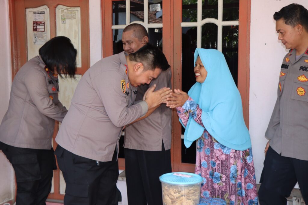 Semarakkan Hari Bhayangkara Ke-78, Polres Banjarbaru Gelar Bakti Sosial dan Anjangsana