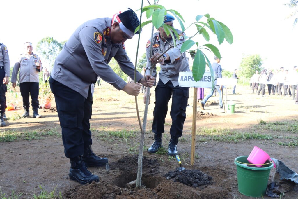 Peringati Hari Bhayangkara Ke-78, Polres Banjarbaru Gelar Aksi Penanaman Pohon, Ketahanan Pangan Dan Pemberian Beasiswa