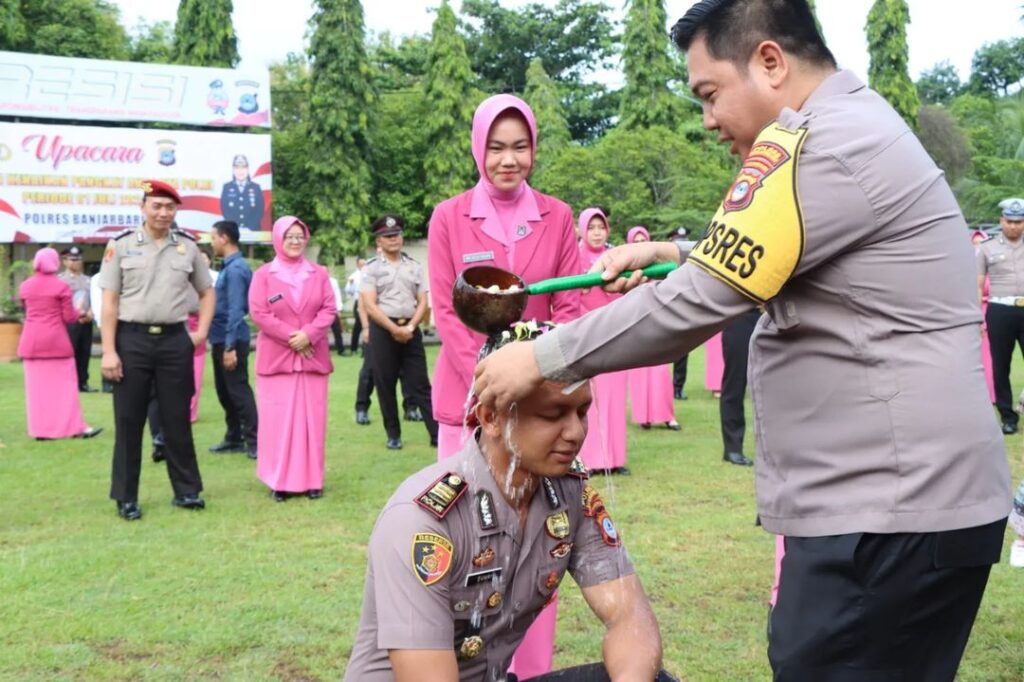 Kapolres Banjarbaru Pimpin Upacara Kenaikan Pangkat Dan Pelepasan Purna Bhakti